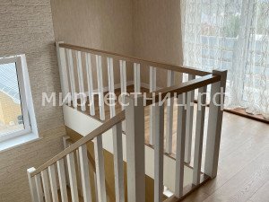 № 237 к.6.   Лестница на двух плоских металлических косоурах. 