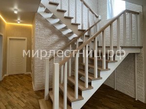 № 237 к.2.   Лестница на двух плоских металлических косоурах. 