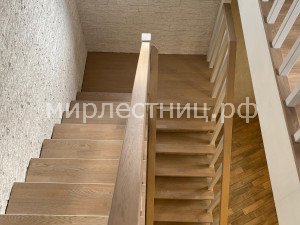 № 237 к.4.   Лестница на двух плоских металлических косоурах. 