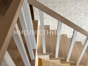 № 237 к.5.   Лестница на двух плоских металлических косоурах. 