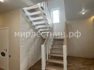№ 237 к.1.   Лестница на двух плоских металлических косоурах. 