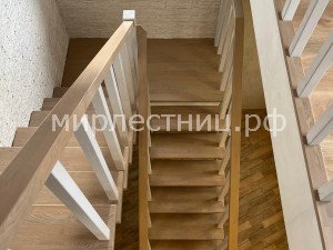 № 237 к.3.   Лестница на двух плоских металлических косоурах. 