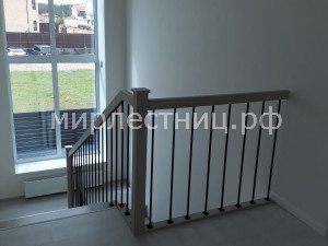 № 238 к.12.      Классическая лестница. Металлическое ограждение. 