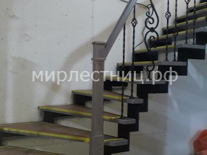 № 236 к.    Лестница с кованным ограждением на двух чистовых объемных косоурах.