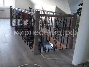 № 236 к.9.    Лестница с кованным ограждением на двух чистовых объемных косоурах. 