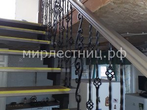 № 236 к.5.    Лестница с кованным ограждением на двух чистовых объемных косоурах. 
