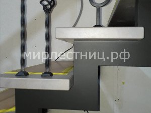 № 236 к.    Лестница с кованным ограждением на двух чистовых объемных косоурах. 