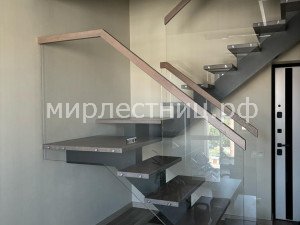 № 242 к.1.   Ограждение из закаленного прозрачного стекла.