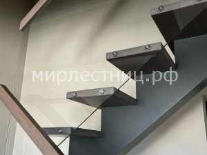 № 242 к.4.   Крепление стекла в торец ступени.