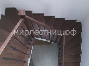 № 244 к.   Поворот лестницы через забежные ступени.