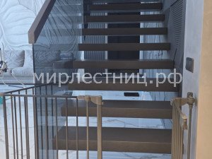 № 245 кс.3.       Консольная лестница. Ограждение - стекло цвет 