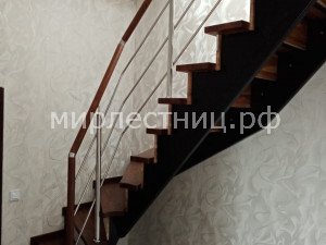 № 252 к. Лестница на 2-х металлических косоурах с ограждением из нержавеющей стали.