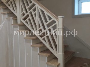№ 220 к.1.   Деревянная лестница на металлическом каркасе. (к сожалению не сняли  монтажные накладки).