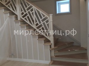 № 220 к.5.   Общий вид деревянной лестницы. (монтажные накладки не демонтированы)