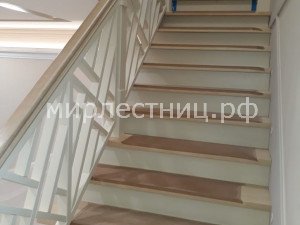 № 220 к.4.   Лестничный марш (к сожалению монтажные накладки не сняты).