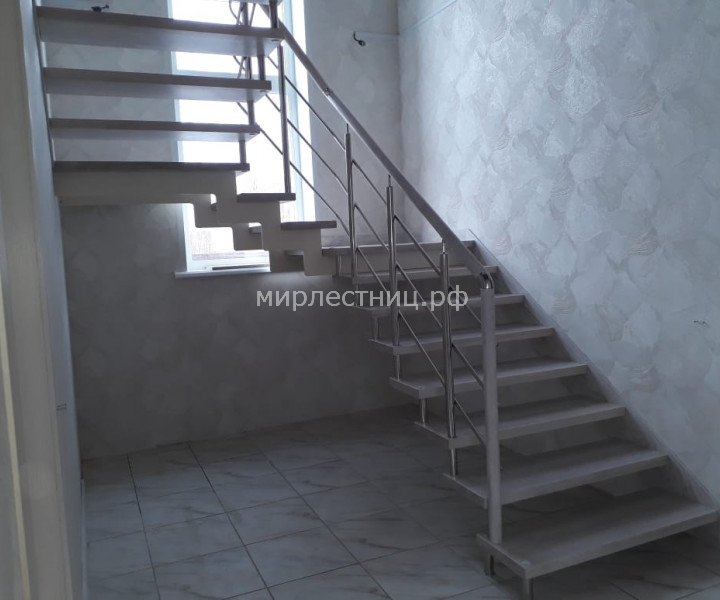 № 222 кб.    Больцевая лестница на тетиве с металлическим фрагментом косоура.