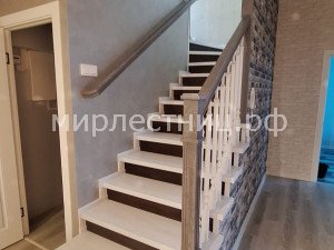 № 257 к.12.    Классическая деревянная лестница.