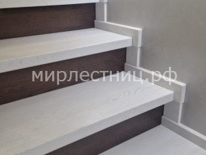 № 257 к.5.    Ступени, отбойная доска - белые. Подступенки - шоколадный цвет.