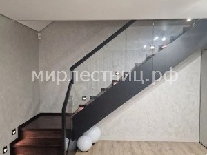 № 265 к.10.    Дубовая лестница со стеклянным ограждением.