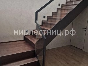 № 265 к.3.   Дубовая лестница с ограждением из закаленного стекла.