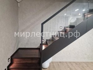 № 265 к.   Современная лестница со стеклянным ограждением.
