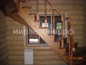 № 2 к.   Лестница на двух деревянных косоурах с классическим деревянным ограждением.