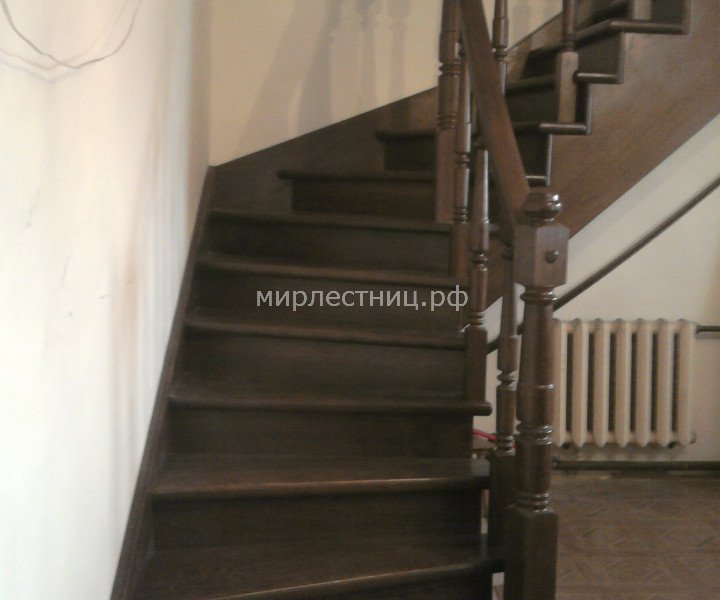 № 61 к.   Классическая деревянная лестница с классическим деревянным ограждением.