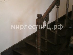 № 61 к - 1. В основании лестницы - тетива и косоур. Ограждение деревянное 