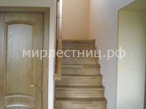 № 65 к - 4. Лестница с подступенками и классическим пристенным деревянным поручнем.
