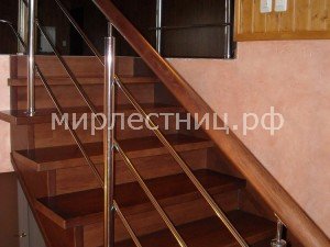 № 66 к - 2.   Классическое ограждение из нержавеющей стали с деревянным поручнем.