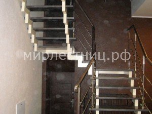 № 77 к - 2.  Поворот лестницы выполнен через две площадки.