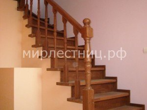 № 34 к.   Лестница на двух металлических косоурах с подступенками. Ограждение классическое деревянное с точеными балясинами и столбами.