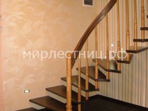 № 69 б.3.   Поворот лестницы выполнен через участок с забежными ступенями.
