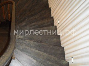 № 69 б.5.   Поворот лестницы на 180 градусов выполнен через забежные ступени.