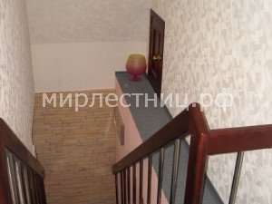 № 29 б - 2.  Ограждение расположено по обеим сторонам лестницы.