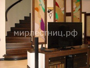 № 64 к.    Криволинейная лестница расположена между двух стен.