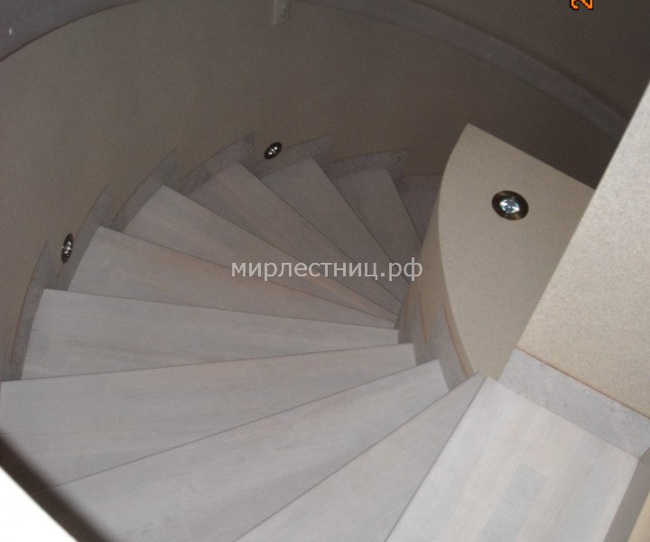 № 45 кр.    Криволинейная лестница из беленого дуба.