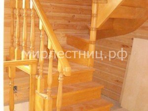 № 37 к - 1.   Поворот лестницы выполнен вокруг наборного столба.