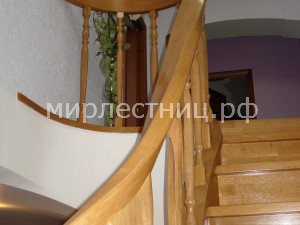 № 47 кр.4.    Скрученный поручень с переходом  сквозь балюстраду в стену.